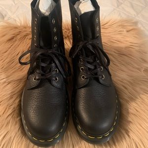 DR. MARTENS BLACK WOMAN BOOT.